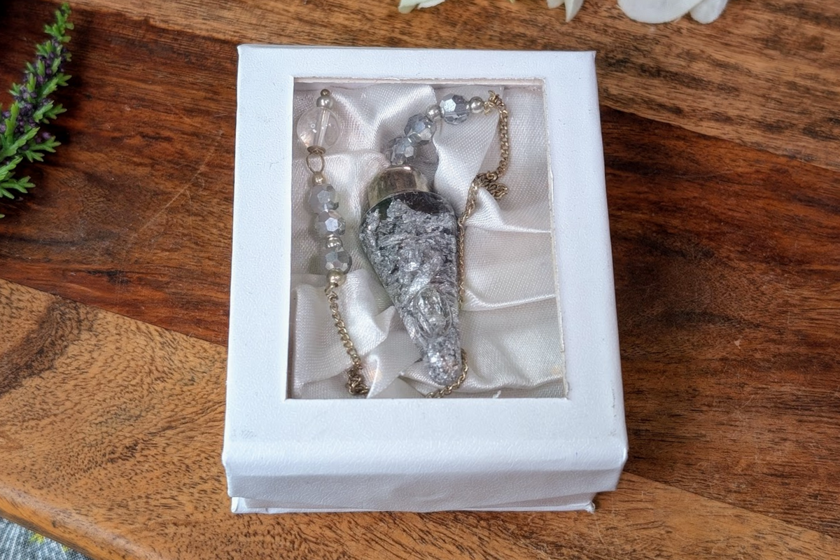 Silver Flakes Pendulum